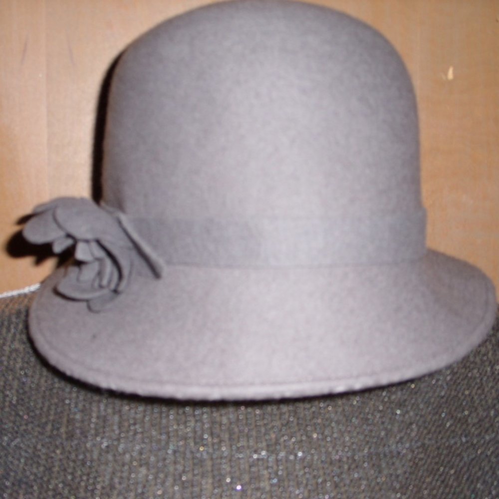 Badgley Mischka Grey Felt Cloche Floral  Grey NWT